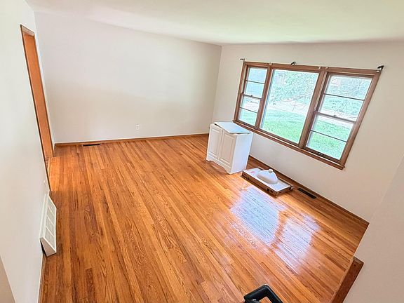 5th image of 7905 E 93rd St