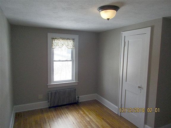 smaller bedroom showing closet