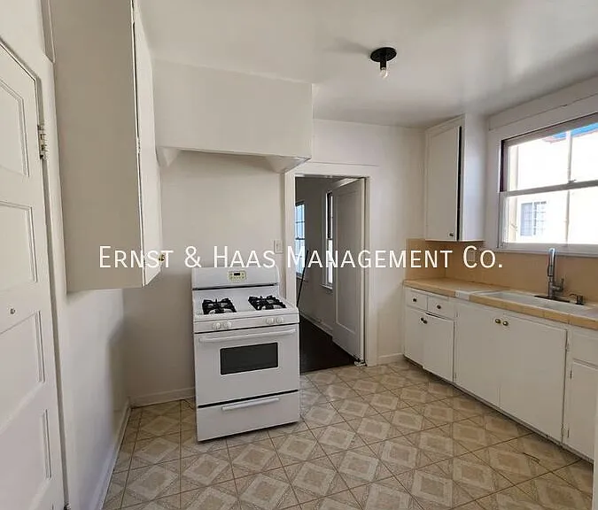 528 N Kenmore Ave — Photo 4