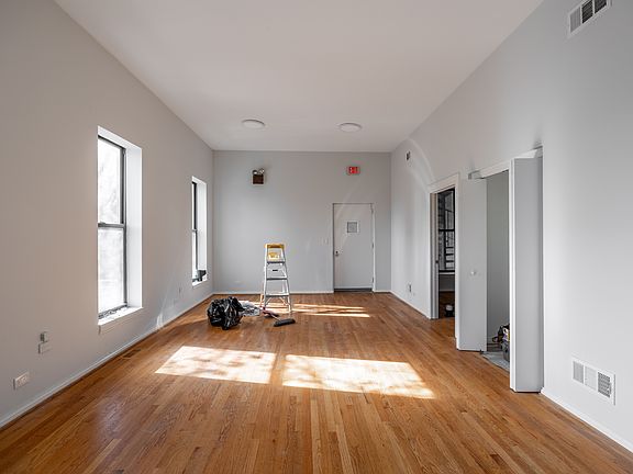 4th image of 646 N Damen Ave #3
