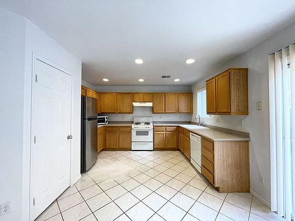 4th image of 1019 Monte De Oro Ave