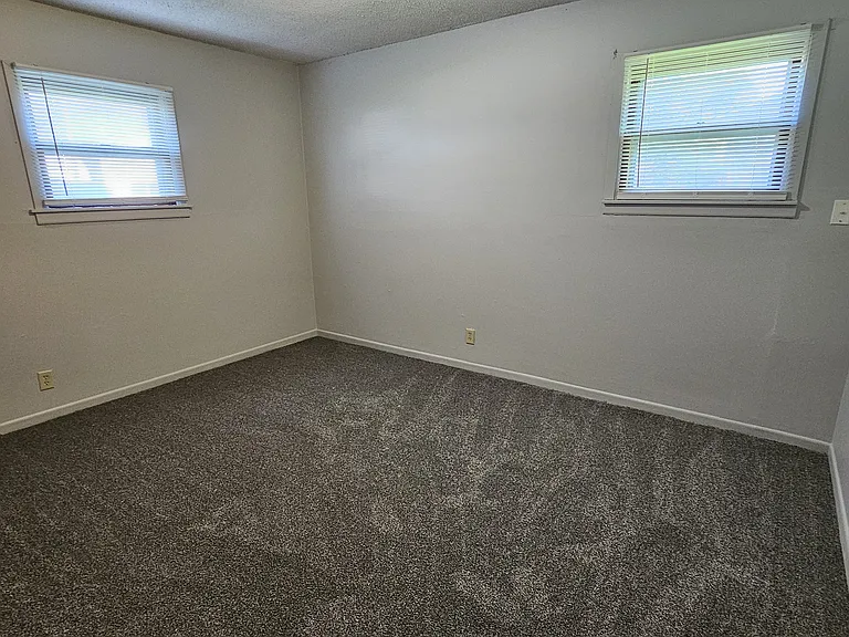 702 Sherbrooke Dr #4 — Photo 12