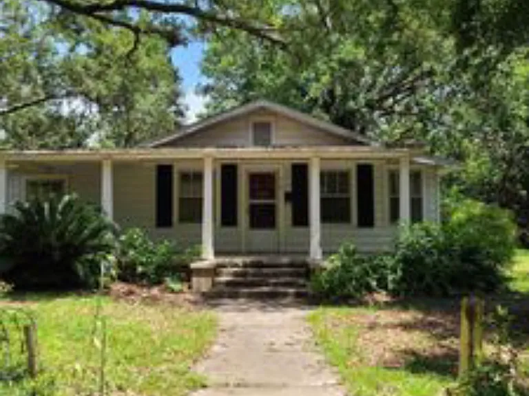 718 Bayou Blvd — Photo 1