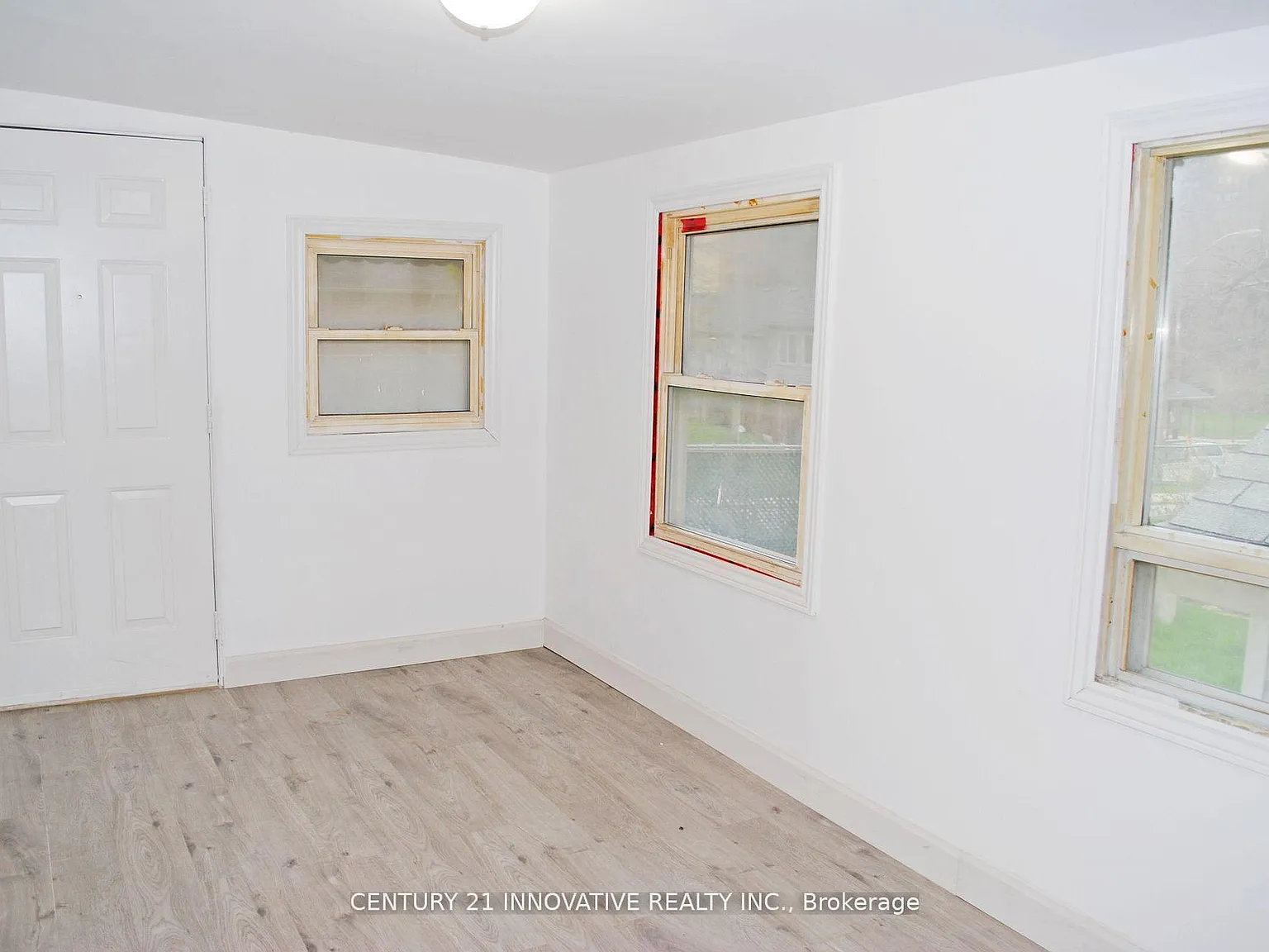 Studio, $900 — Photo 2