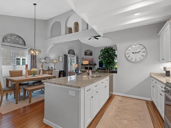 266 Lower Woodford CIRCLE, West Bend, WI 53090