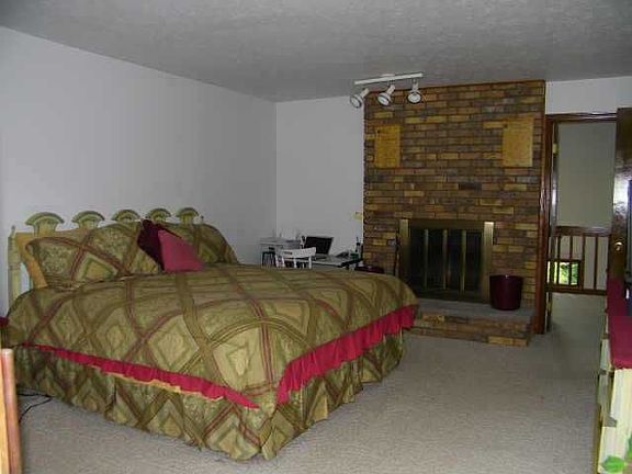3rd image of 1 Emerald Hill Cir
