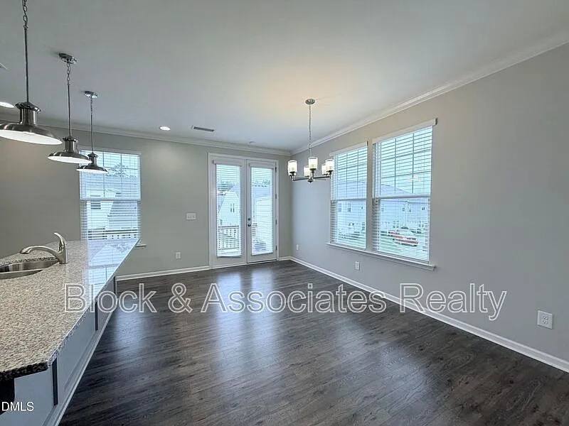 3 bed, 3.5 bath, 2374 sqft, $2,350 — Photo 3
