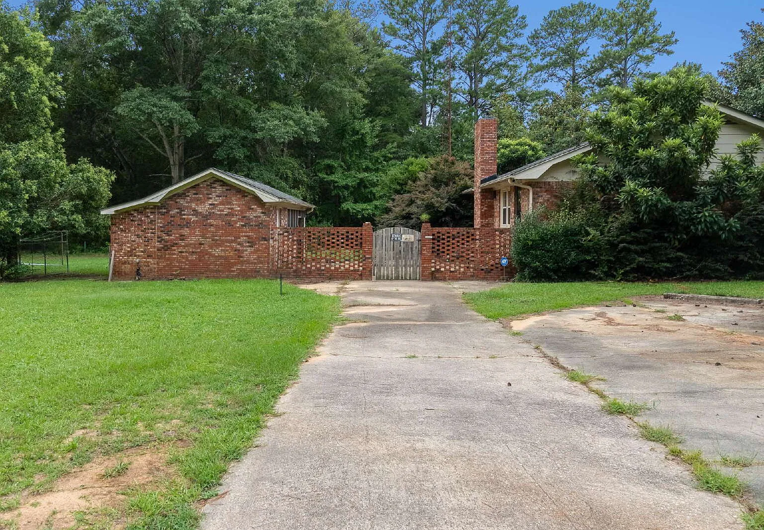 3 bed, 2.0 bath, 1996 sqft, $1,950 — Photo 3