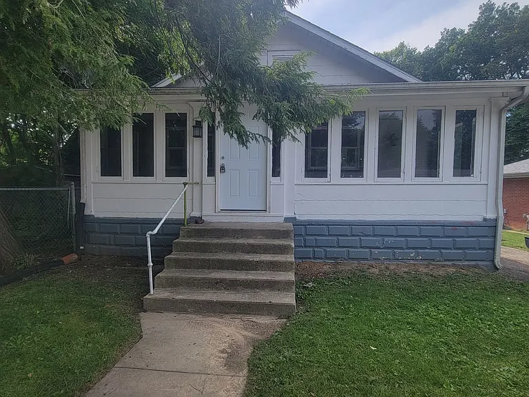 1123 Louise St — Photo 1