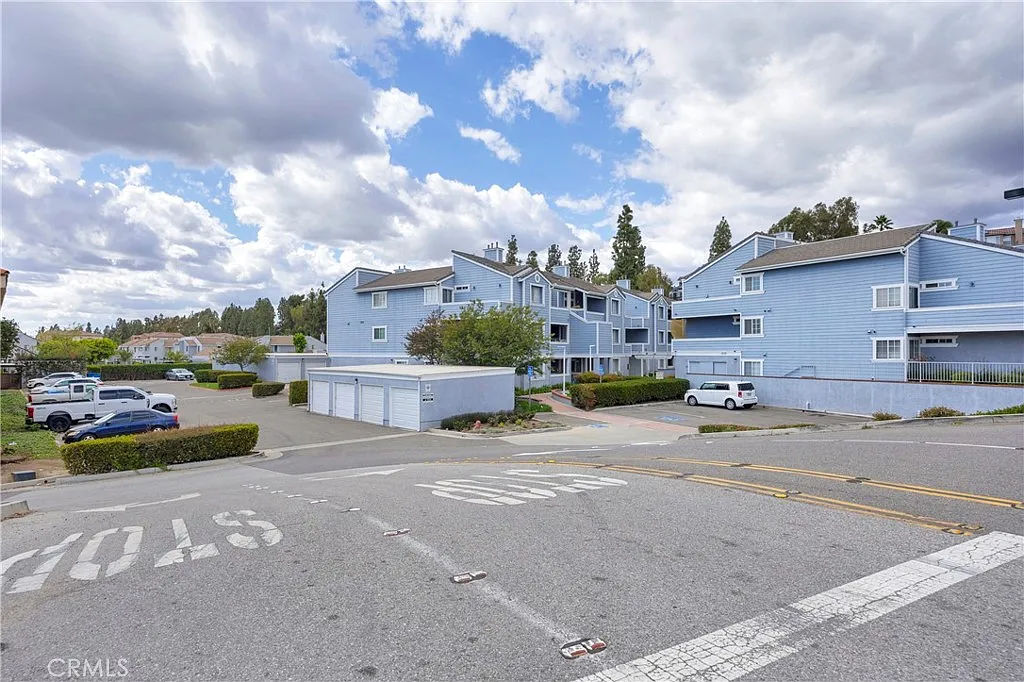 2 bed, 852 sqft, $3,000 — Photo 2