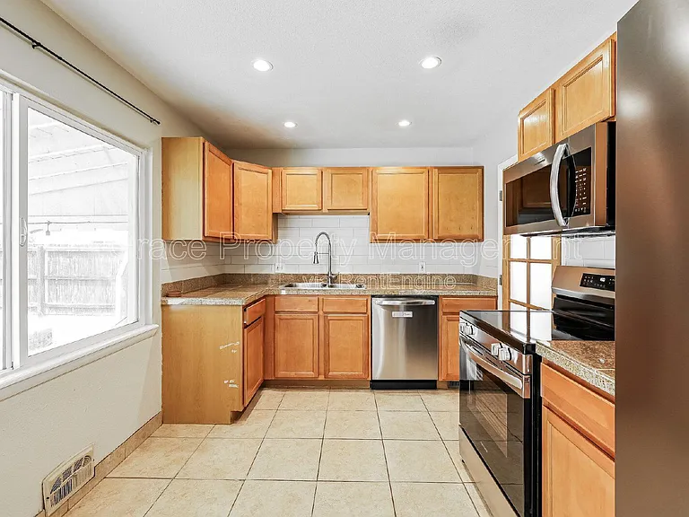 1611 S Julian Way — Photo 7
