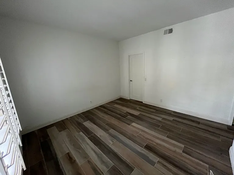289 Vista Royale Cir W — Photo 17