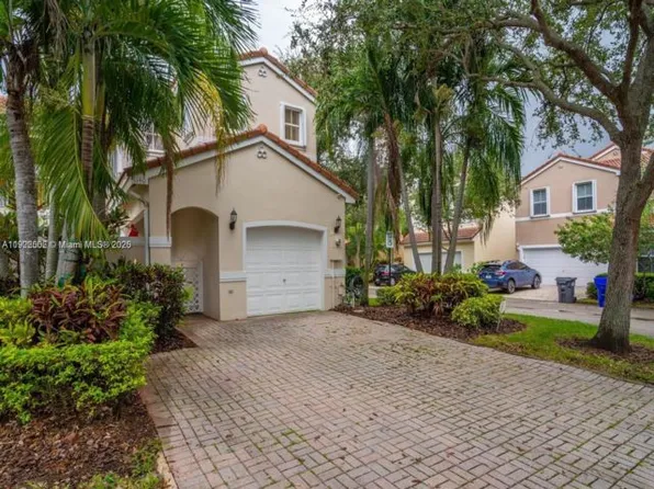 1140 Chestnut Ln, Hollywood, FL 33019