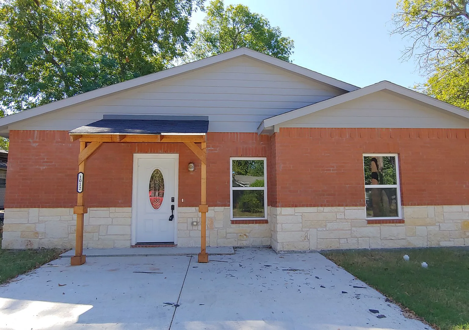 1012 E Oak — Photo 1