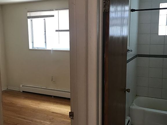 5th image of 1405 W Sherwin Ave APT 1S