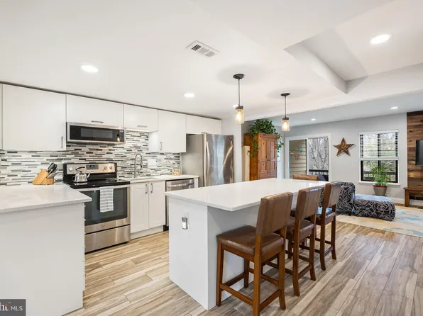 11512 Hearthstone Ct, Reston, VA 20191