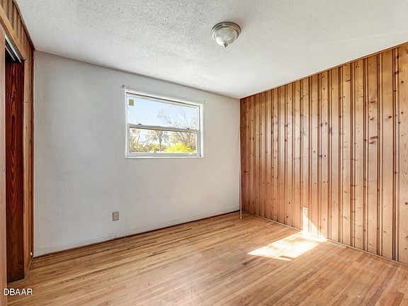 4th image of 921 Center Ave