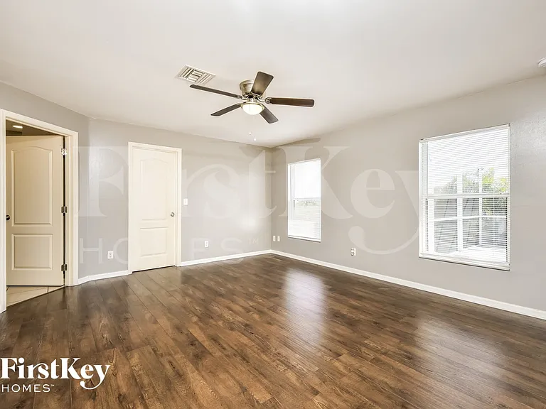 1035 NW 16th Pl — Photo 7