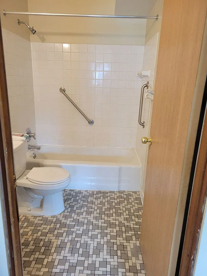 Colonial Apartments — Photo 3