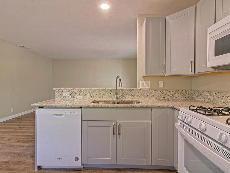 401 Hedgewood Dr #C — Photo 16