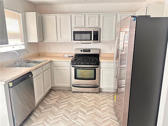 3rd image of 9432 Lakeview Rd