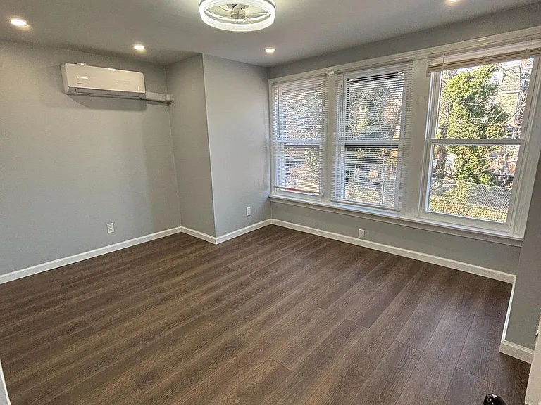 516 E Mayland St — Photo 7