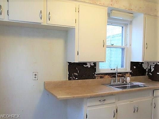 3rd image of 16101 Glenridge Ave