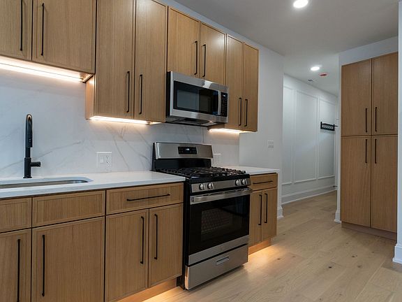 5th image of 1900 W Ainslie St #1902-2