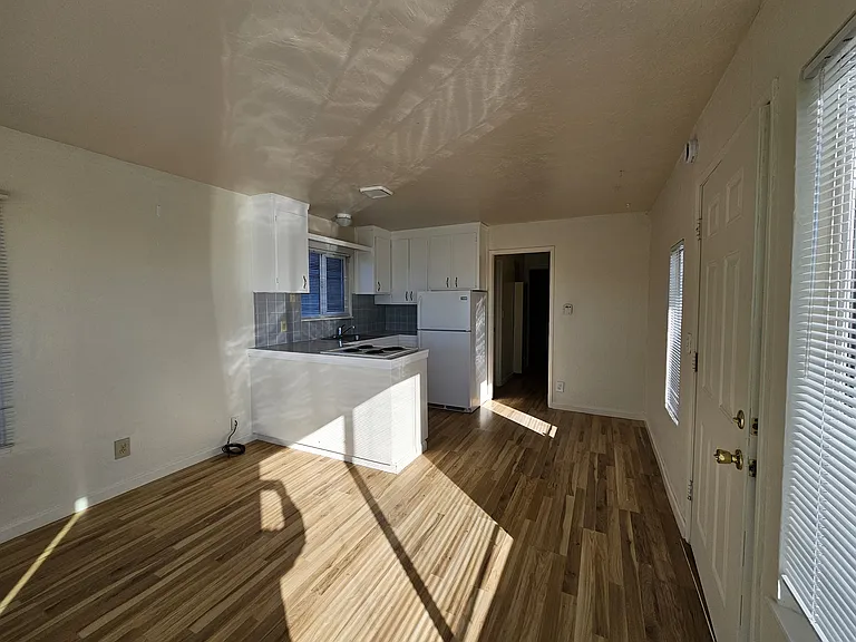 1114 E Cliff Dr #6 — Photo 4