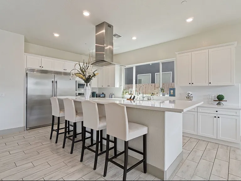 2407 W Andrew Ln — Photo 3