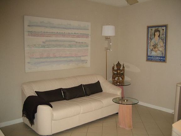 Den w/ nice built-in offc & TV area