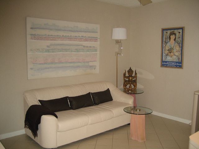 Den w/ nice built-in offc & TV area