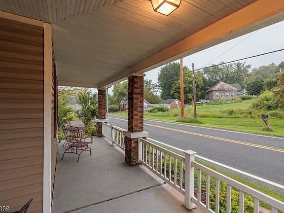 4th image of 687 Riegelsville Rd