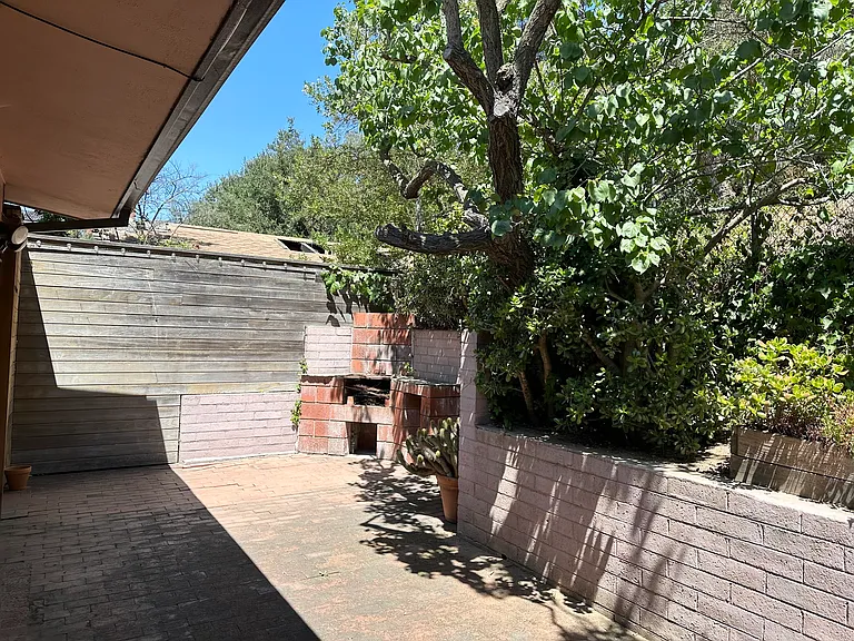 8640 Lookout Mountain Ave — Photo 25