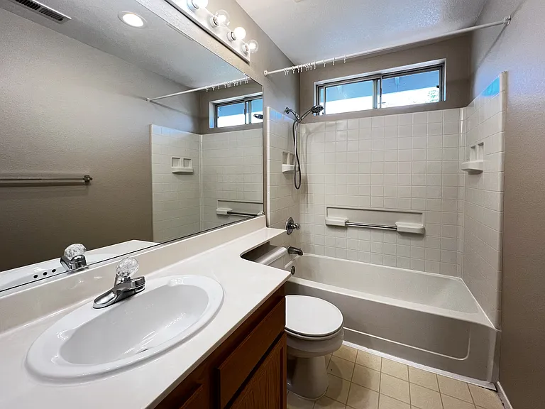 124 Northampton Ln — Photo 12