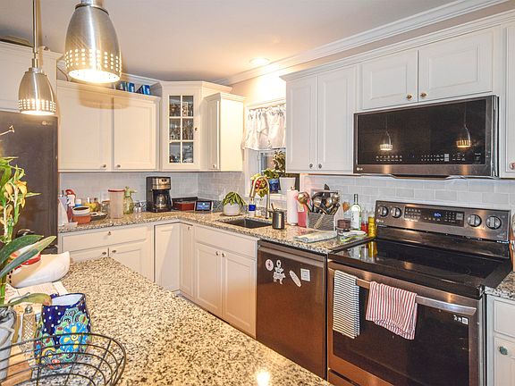 5th image of 720 Town Bank Rd N