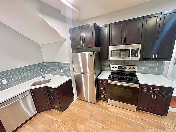 3rd image of 1525 W Girard Ave #B1