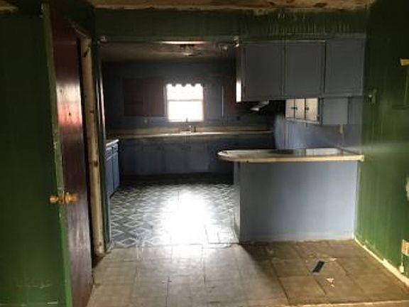 3rd image of 428 Hyde Park Cir