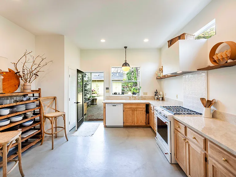 366 Patten St — Photo 3