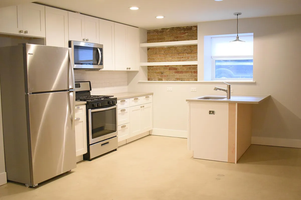 Building Photo - 4932 W Montrose Ave #G1
