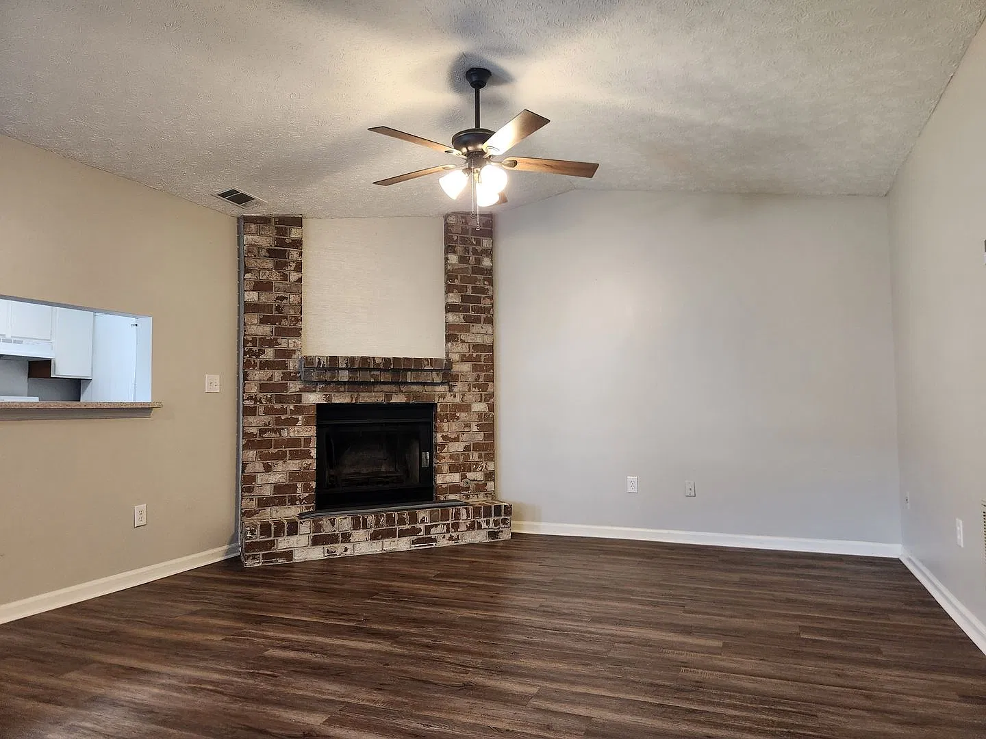 Spacious 2 bedroom 2 bath townhome with walk in closets, fireplace, and washer/ dryer included. — Photo 4