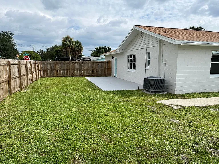 1385 S Harbor Dr — Photo 4