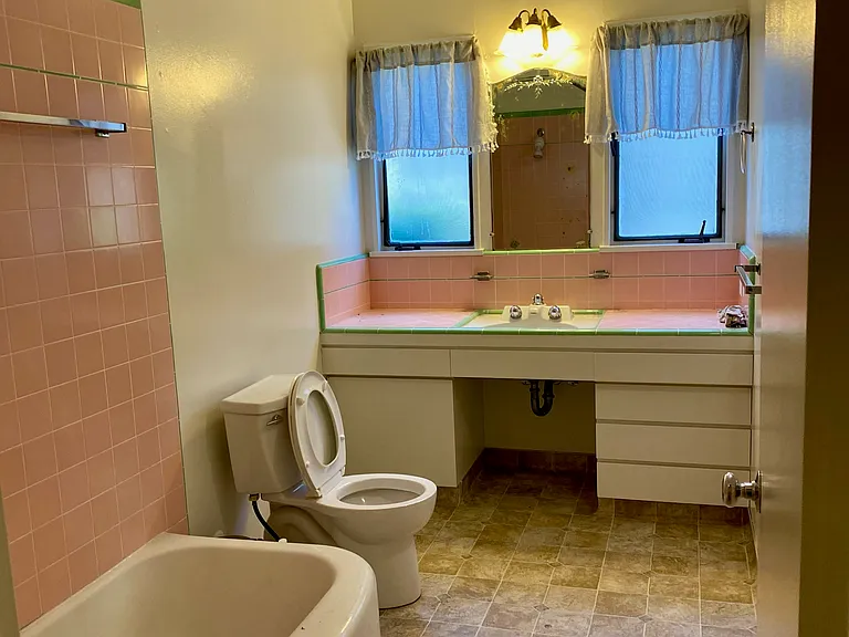 Charming Main Full Size Bath
