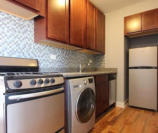 4th image of 553 W Arlington Pl