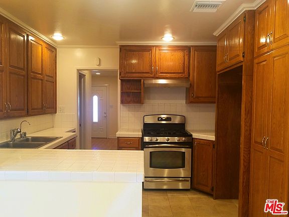 4th image of 8826 Hazeltine Ave