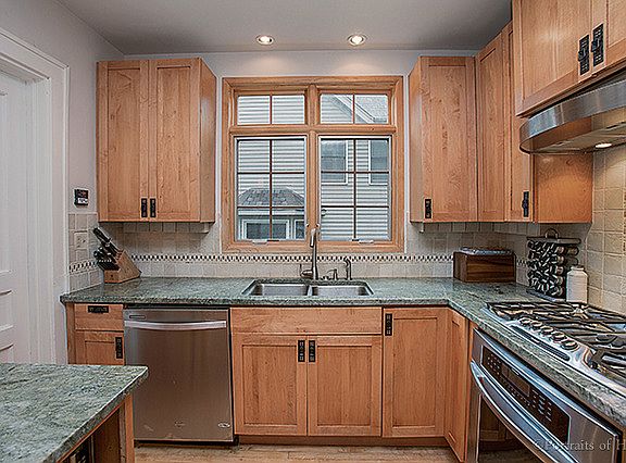 4th image of 946 Highland Ave