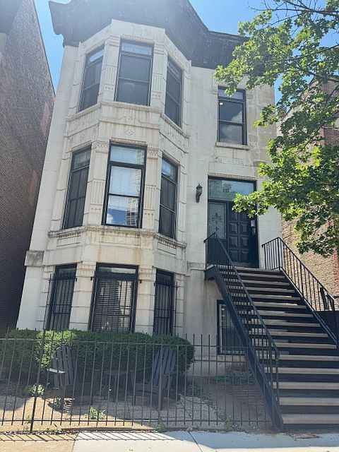 1st image of 1952 N Lincoln Ave #1