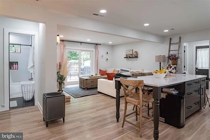 2 bed, 984 sqft, $2,700 — Photo 3