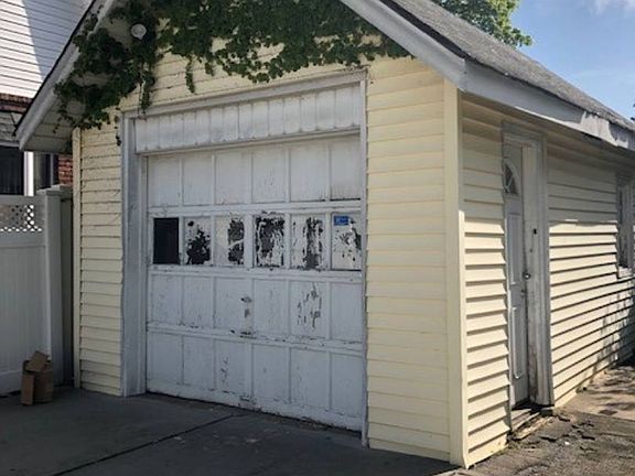 4th image of 851 Seaman Ave E