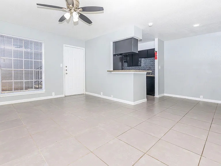 Colonial Woods Apts — Photo 4